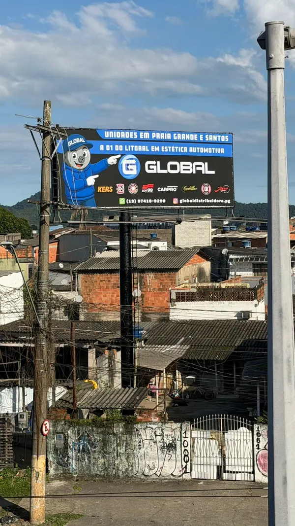 Outdoor da Global na rua: “A 01 do Litoral em estética automotiva”, com as marcas distribuídas